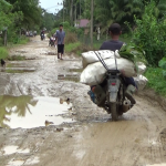 Warga Keluhkan Jalan Lintas Kecamatan Nibong Berlumpur dan Berlubang