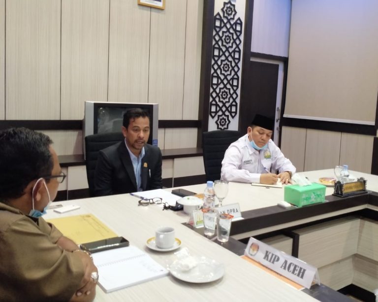 Rapat koordinasi KIP Aceh dengan DPRA Komisi I membahas taha[pan pelaksanna PILKADA Aceh 2022. Foto/ Fitri Juliana