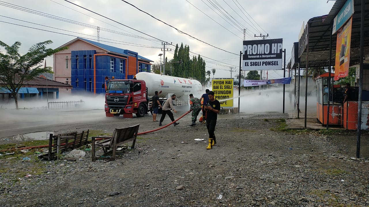 Mobil Pengangkut Gas LPG di Pidie Bocor