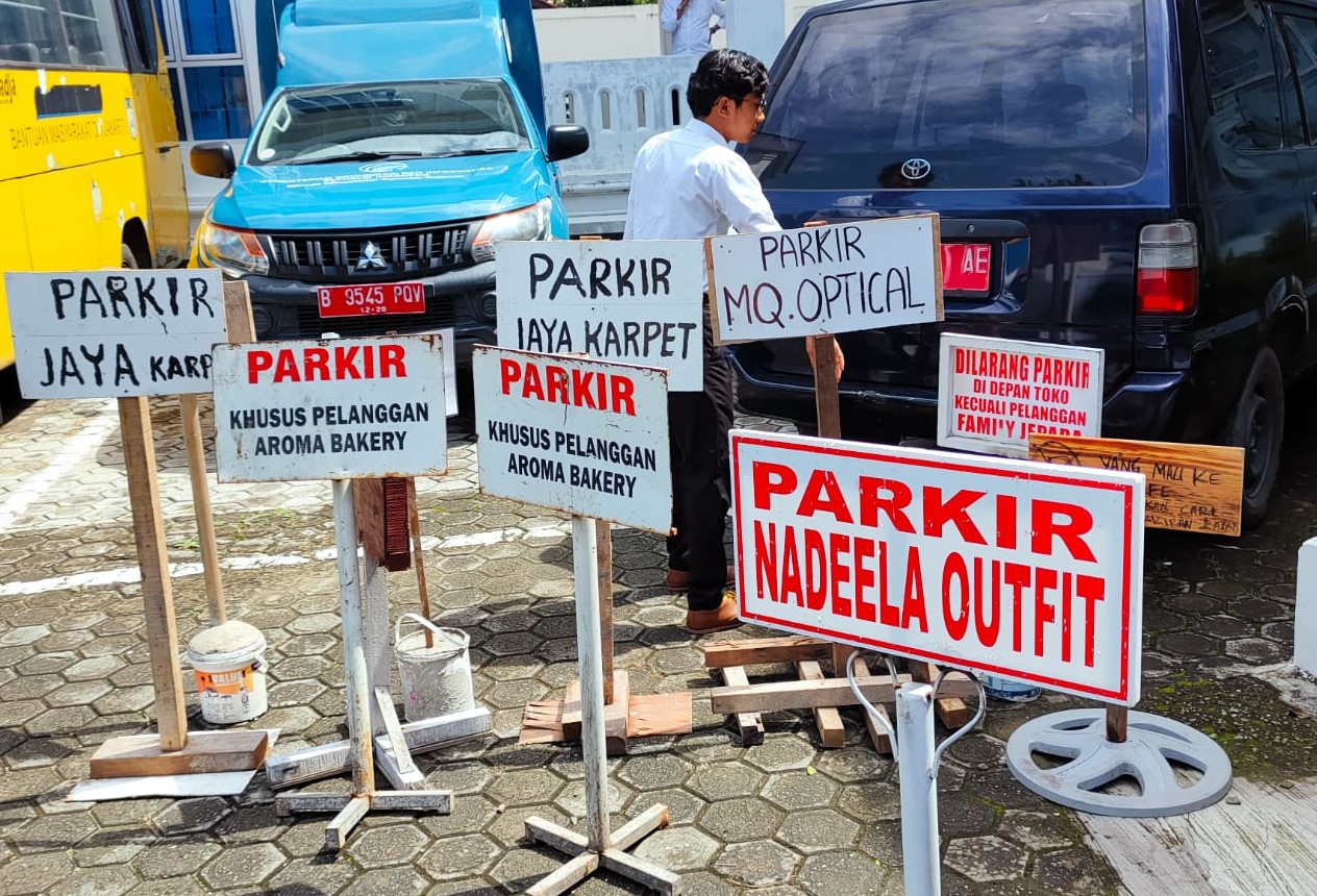 Dishub Banda Aceh Sebut Plang ‘Parkir Khusus Pelanggan Toko’ Melanggar Aturan