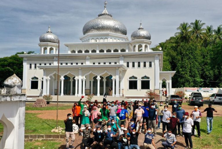 Biro Humpro Setda Aceh gotroy bersihkan Masjid Al Istiqamah