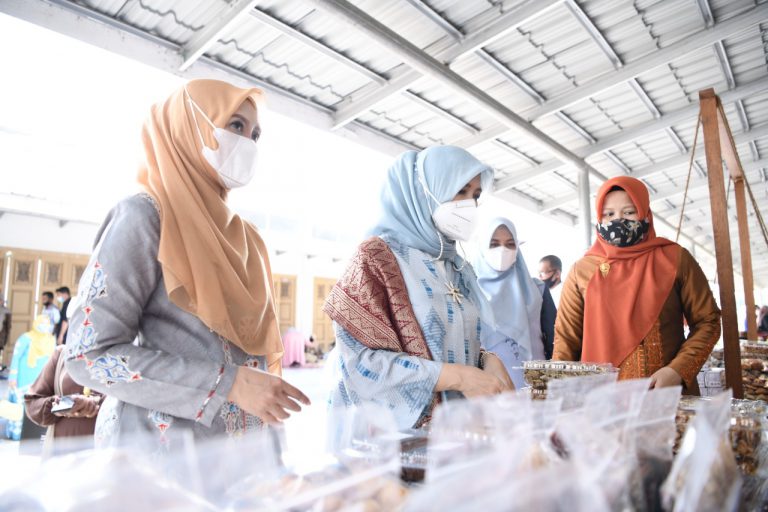 Istri Sandiaga Uno kagumi songket Aceh