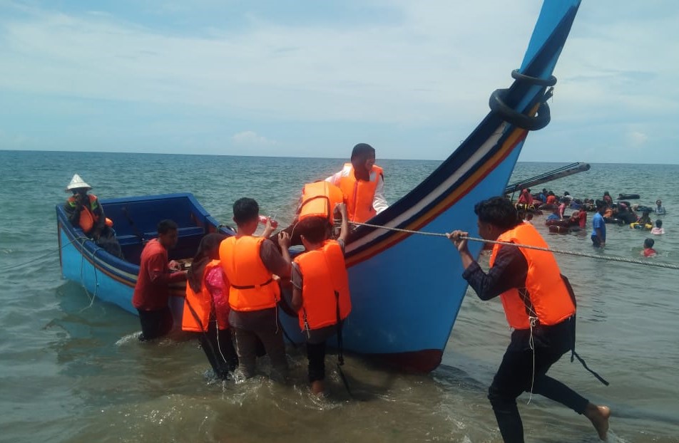 Nelayan di Lhokseumawe manfaatkan kapal boat ikan saat libur idul fitri