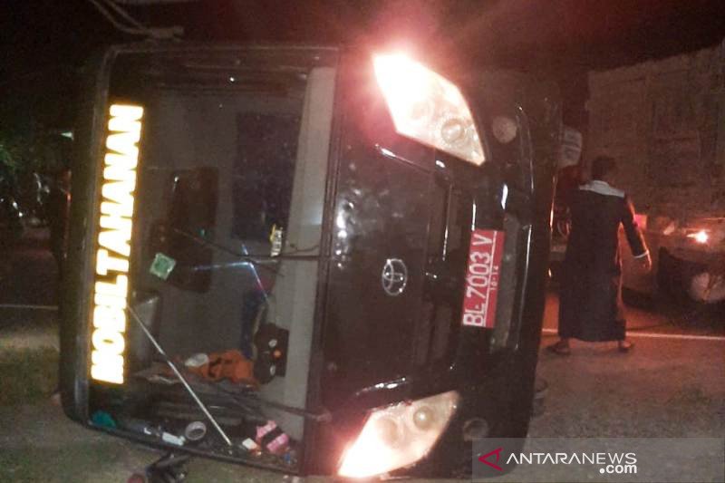 Mobil Tahanan Kejari Nagan Raya terbalik namun tak ada korban jiwa
