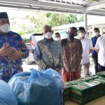 Bersama Plh Ketua Umum Kadin Aceh, Nova serahkan bantuan kepada Nakes