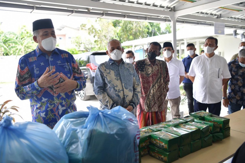 Bersama Plh Ketua Umum Kadin Aceh, Nova serahkan bantuan kepada Nakes