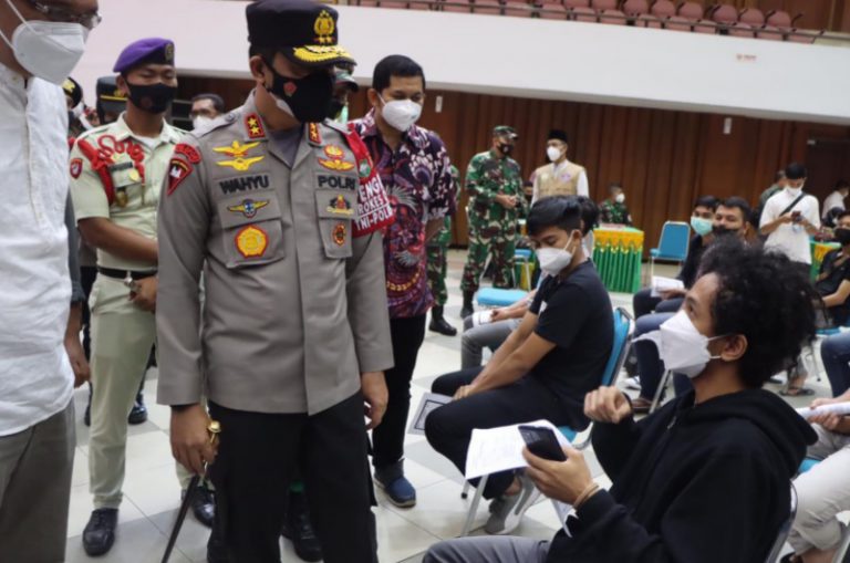 Kapolda Aceh tinjau vaksinasi covid-19 mahasiswa USK