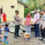 Polsek Bandar Baru Pidie Jaya bantu warga rumah terbakar
