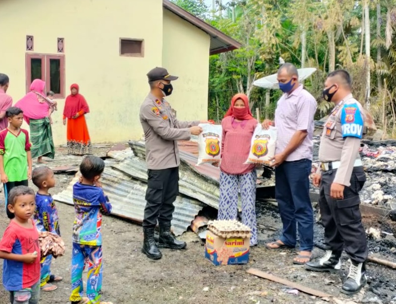 Polsek Bandar Baru Pidie Jaya bantu warga rumah terbakar