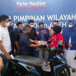 Seulas senyum Dara Phona atlet Aceh peraih emas di PON Papua terima hadiah sepmor dari Partai Nasdem