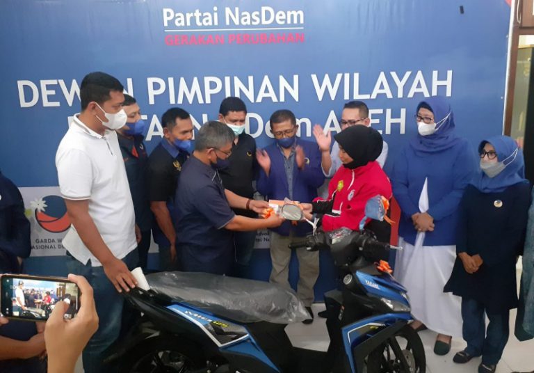 Seulas senyum Dara Phona atlet Aceh peraih emas di PON Papua terima hadiah sepmor dari Partai Nasdem