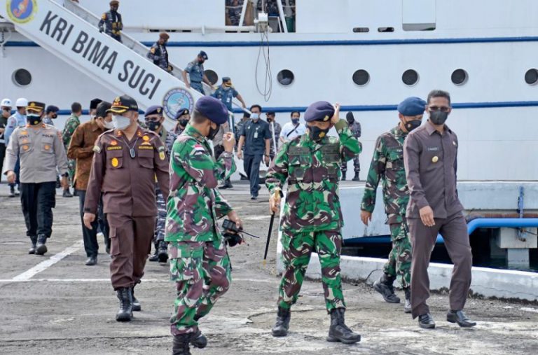 KRI Bima Suci bawa taruna AAL lego jangkar di Sabang