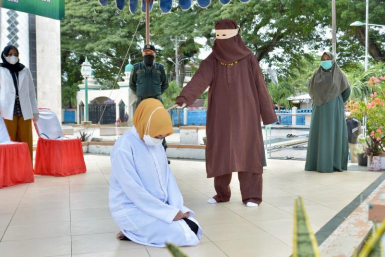 Pelanggar Qanun Syariat di Sabang di cambuk