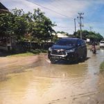 Jalan lintas wisata Pantai Ujong Blang Lhokseumawe rusak parah