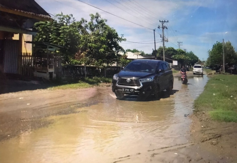 Jalan lintas wisata Pantai Ujong Blang Lhokseumawe rusak parah