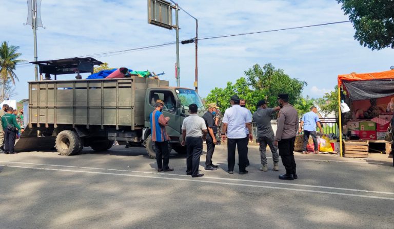 Satpol PP dan WH Pijay bongkar lapak PKL liar