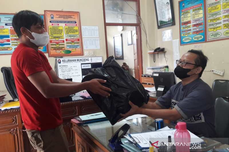 Warga Jateng kembalikan bantuan Ganjar Pranowo karena diposting di medsos