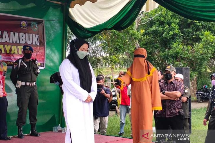 Mantan pejabat Aceh Timur di cambuk 15 kali