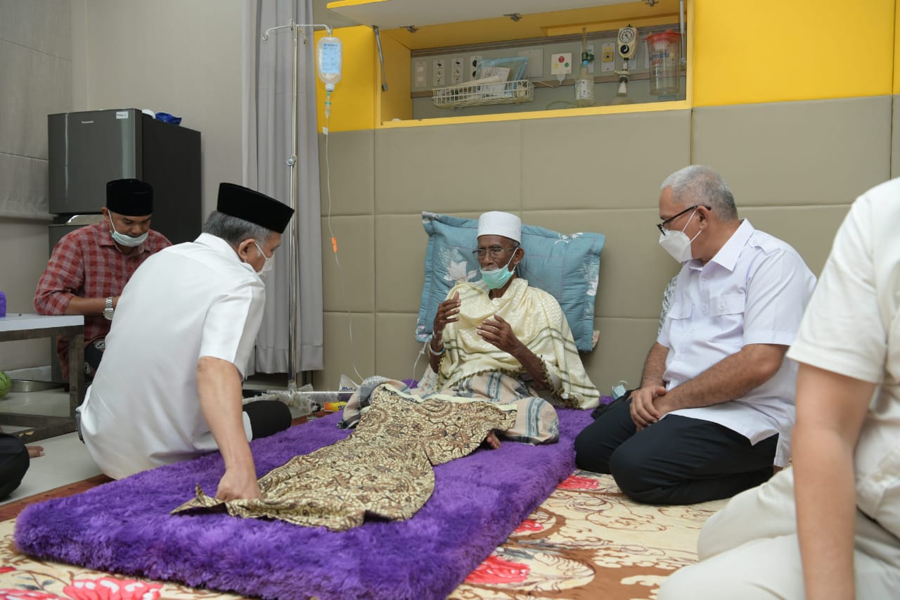 Gubernur Nova Iriansyah ajak warga doakan kesembuhan Abu Tumin