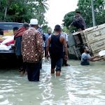 Truk bantuan Darwati A Gani untuk banjir Aceh Utara terguling