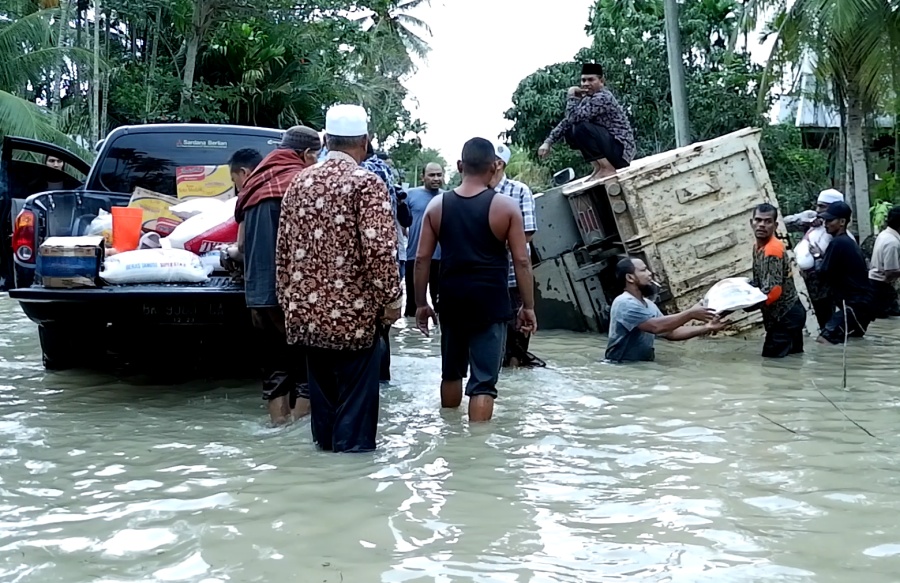 Truk bantuan Darwati A Gani untuk banjir Aceh Utara terguling