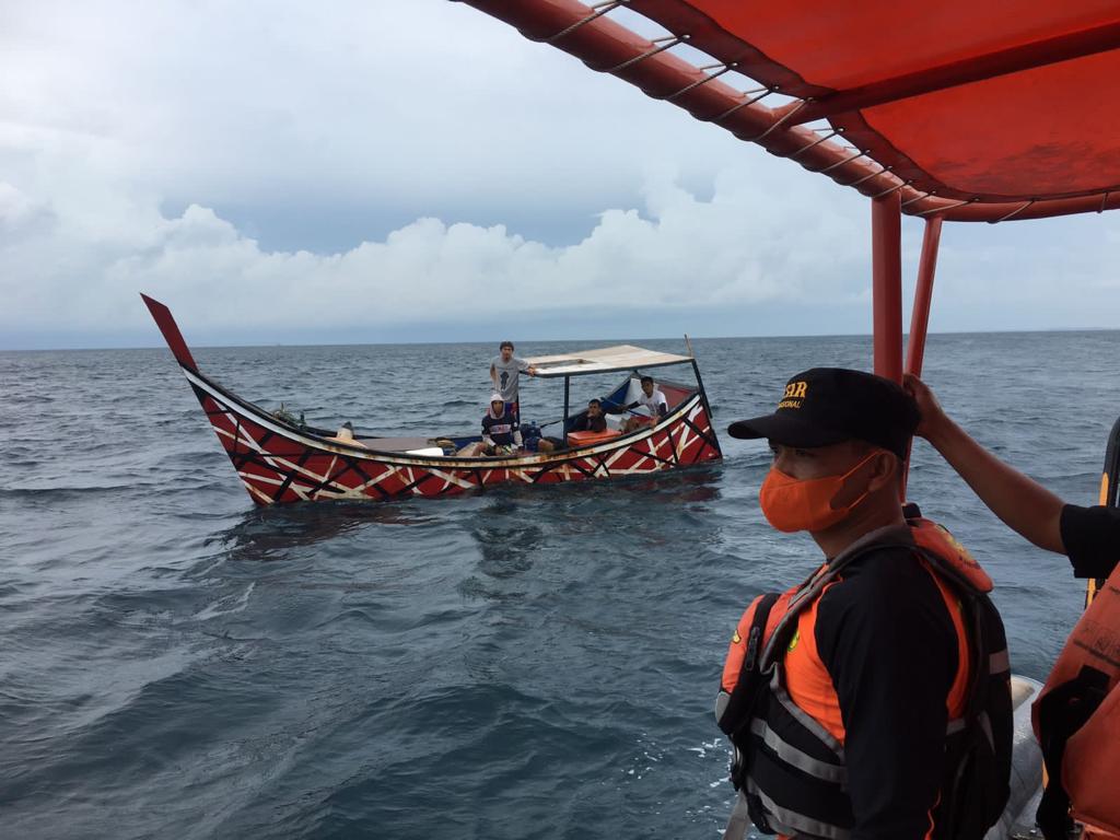 Kapal nelayan Aceh Barat dihempas ombak