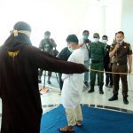 Pasangan kekasih pelaku mesum di cambuk 22 kali di Banda Aceh