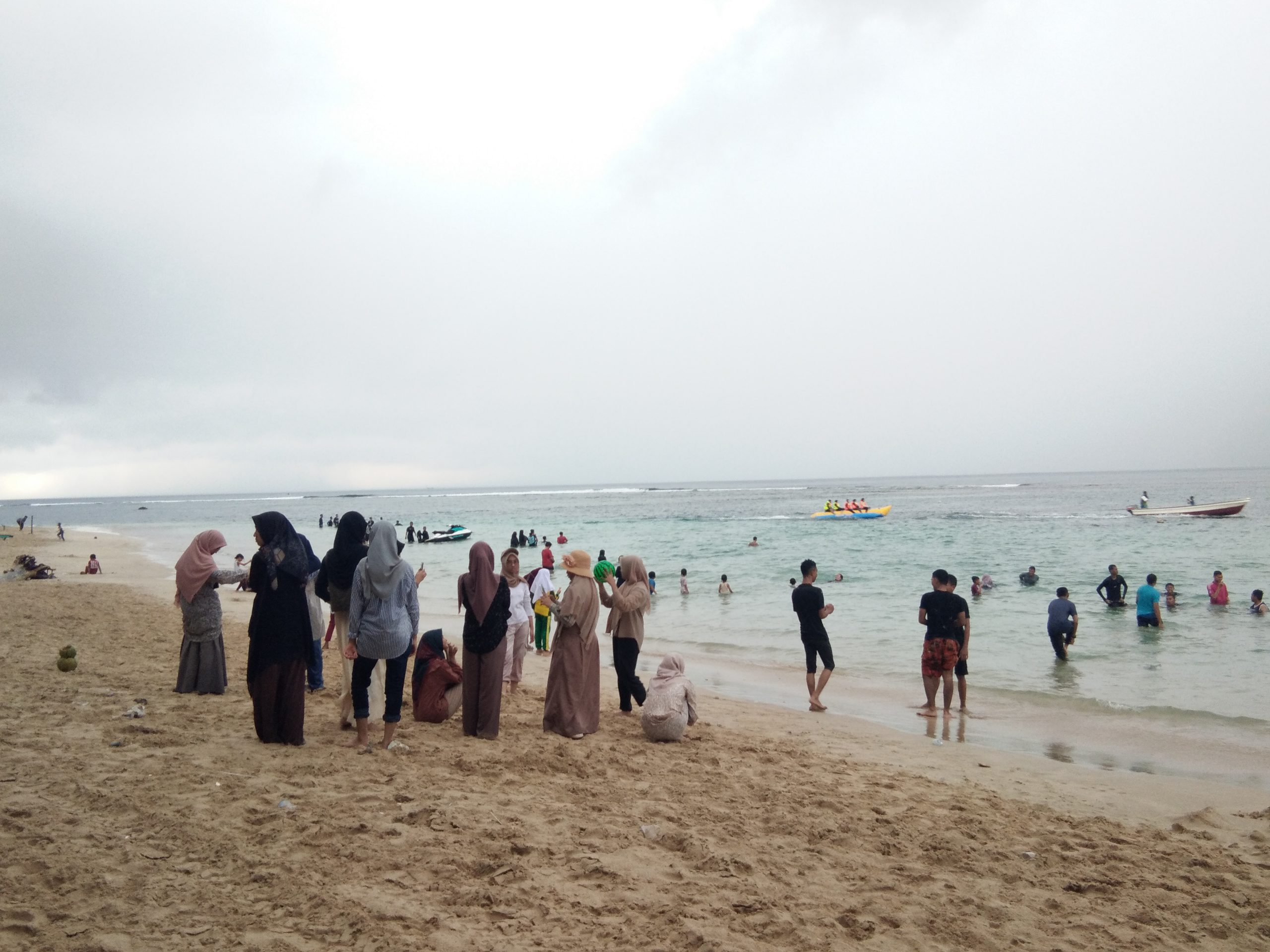 Pantai Lampuuk padat jelang puasa Ramadhan