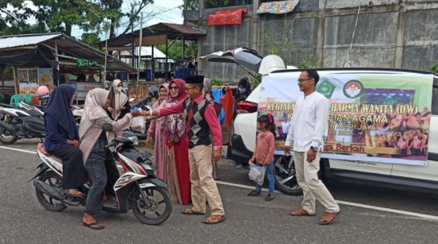 DWP Kemenag Aceh Jaya bagi takjil