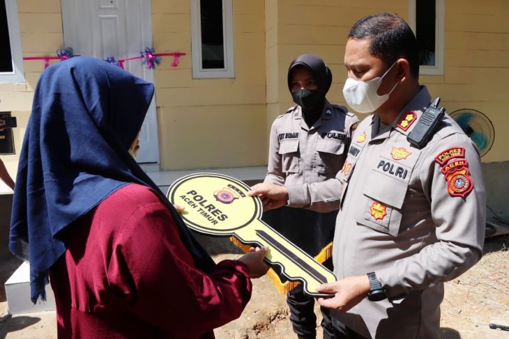 Air mata Kartini usai dapat rumah dari Polres Aceh Timur