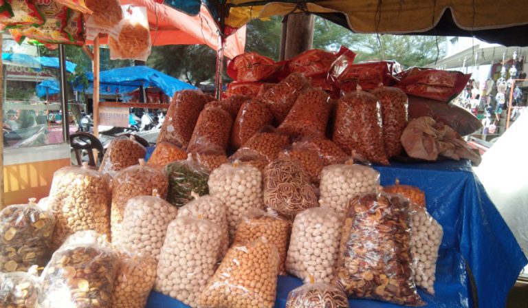 Bisnis kue lebaran lesu di Pasar Lambaro