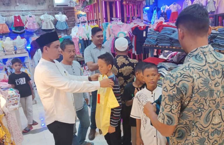 Keuchik Lamtemen Timur hadirkan senyum yatim di hari nan fitri