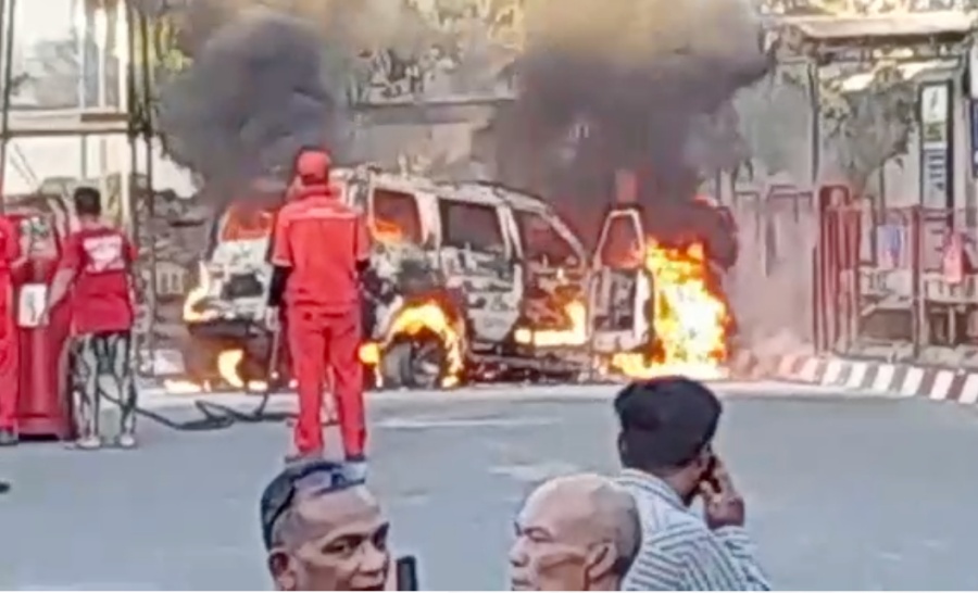 Mobil terbakar di SPBU Batoh di Banda Aceh