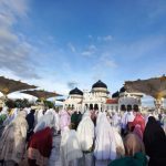 Jamaah Sholat Ied di Masjid Raya membludak