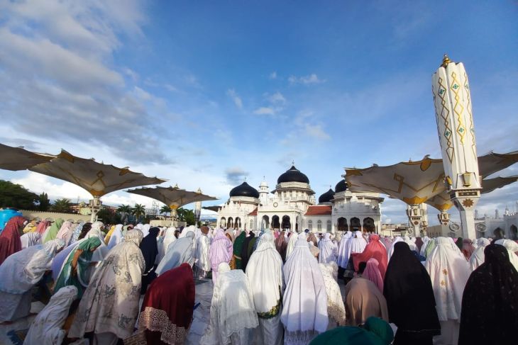 Jamaah Sholat Ied di Masjid Raya membludak