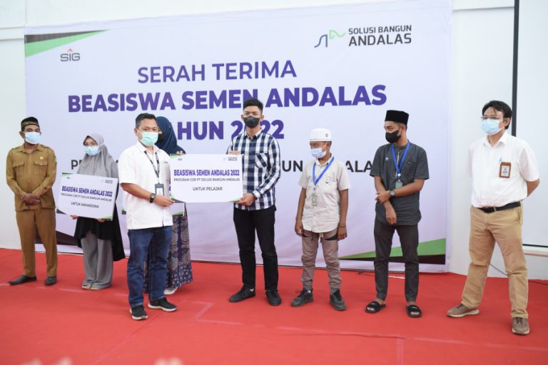 400 pelajar terima beasiswa dari PT Solusi Bangun Andalas