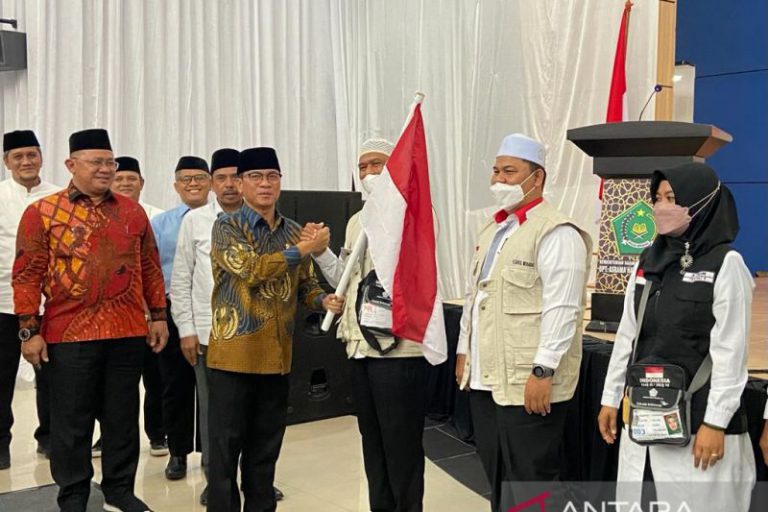 Kunjungi Embarkasi Aceh, Komisi VIII DPR ingatkan jemaah jangan asyik unggah status