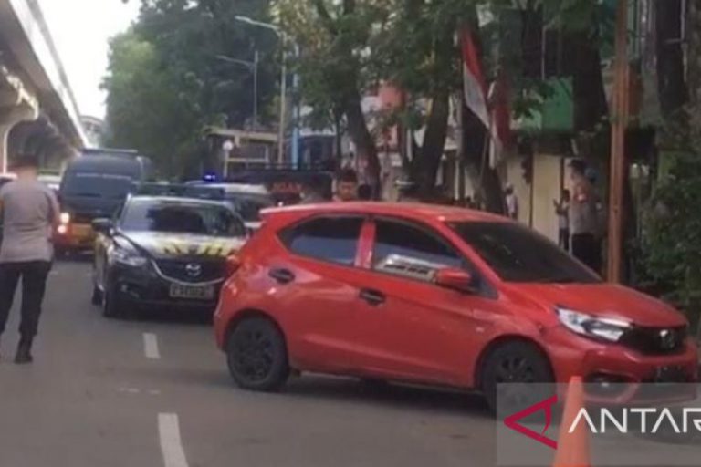 Polisi Palembang amankan Honda Brio di dalamnya ada senjata api