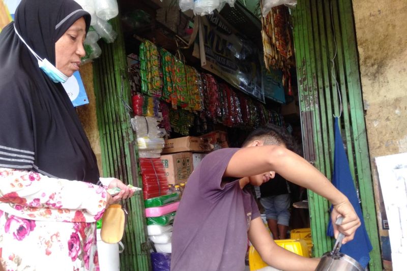 KTP masih jadi syarat beli minyak goreng curah di Pasar Kramat Jati
