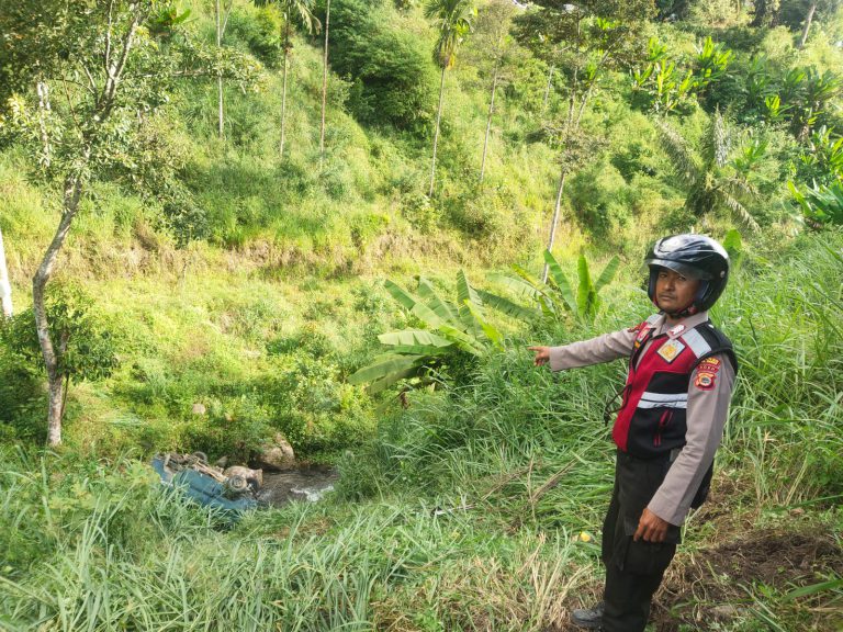 Minibus berpenumpang empat anak terjun ke jurang 50 meter di Bener Meriah