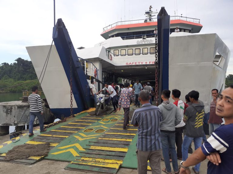 Cuaca buruk, kapal feri dari Simeulue batal berlayar