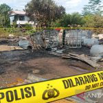 Bangunan diduga tempat penimbun BBM terbakar