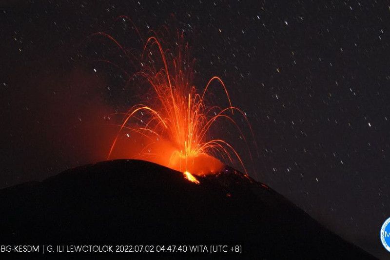 PVBMG imbau warga di kaki gunung waspadai guguran material erupsi