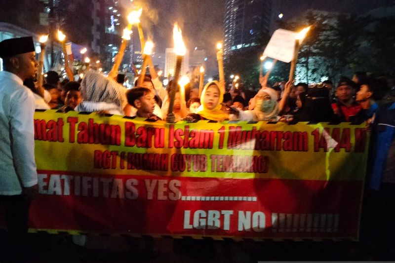 Warga Tanah Abang serukan penolakan LGBT di CFW saat pawai obor