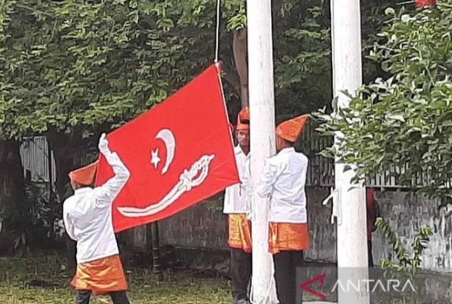 Pewaris Kerajaan Aceh gelar upacara pengibaran bendera alam pedang