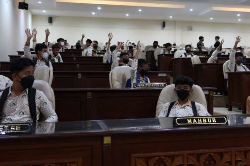 Siswa SMP di Jateng belajar politik di gedung dewan