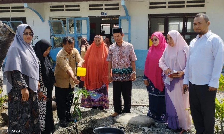 KPH DLHK wilayah IV tanam pohon di MAN 1 Aceh Barat