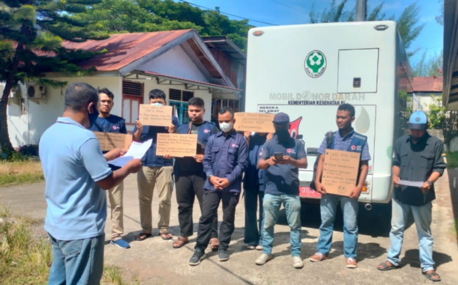 Relawan demo tolak pembekuan Pengurus PMI Banda Aceh