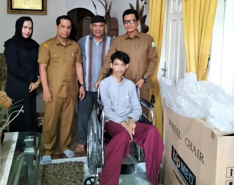 Kursi Roda untuk M Aziz Ramadhan