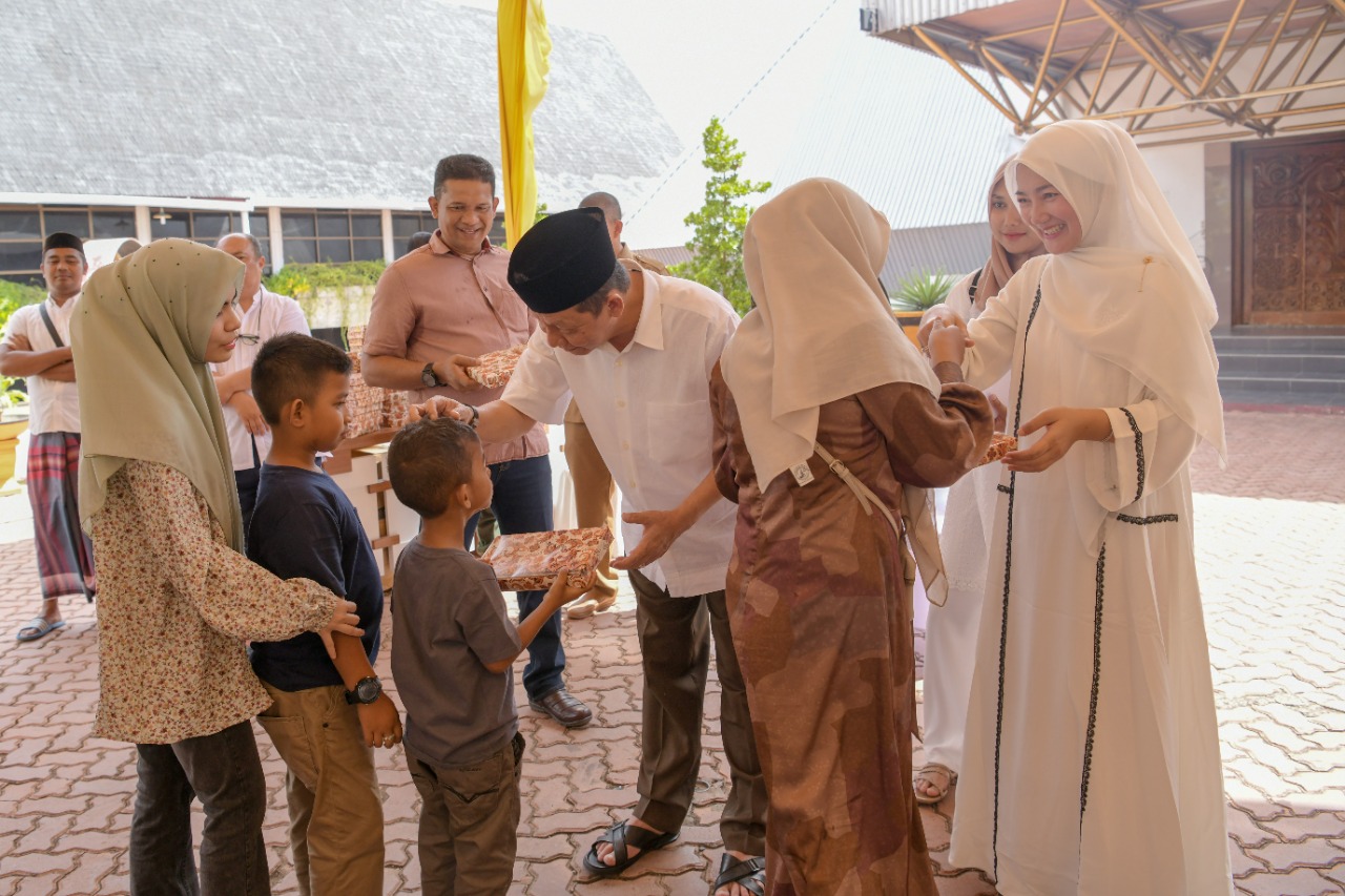 Pj Gubernur Aceh Achmad Marzuki jamu 350 anak yatim